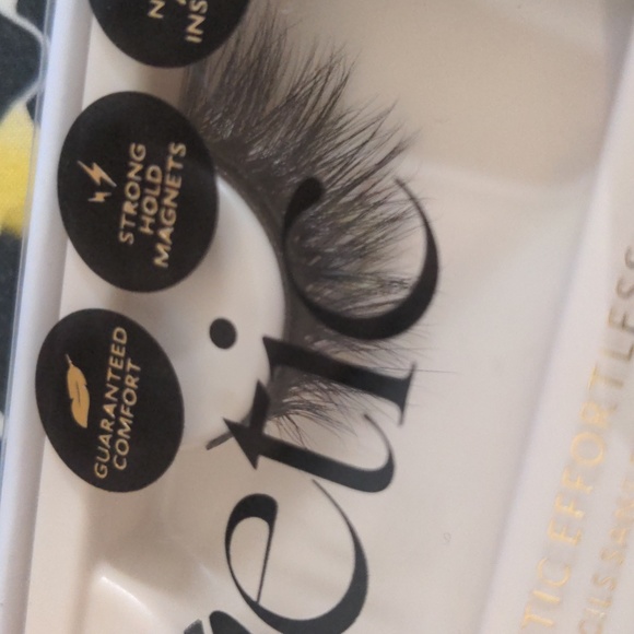 NEW! Velour Magnetic Lashes in '"High Voltage" - Picture 4 of 4